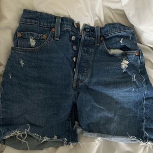 RARE LEVIS ORANGE TAB RIPPED SHORTS